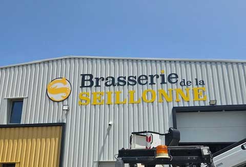 FK Pub Launaguet habille la Brasserie de la Seillonne d’une enseigne publicitaire