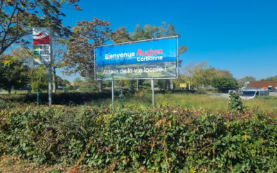 Poste d’une bâche tendue micro-perforée et d’une structure tubulaire pour Auchan.