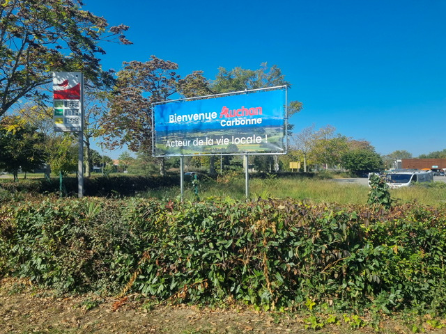 Poste d’une bâche tendue micro-perforée et d’une structure tubulaire pour Auchan.